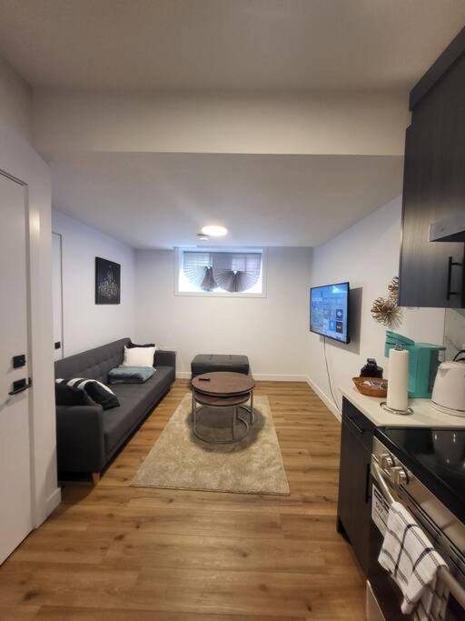 Pebbles' Cozy 2Bed Basement Suite - Near Downtown Edmonton Kültér fotó